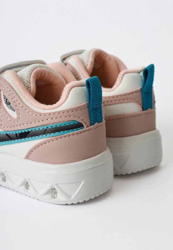 Кроссовки Tikkago