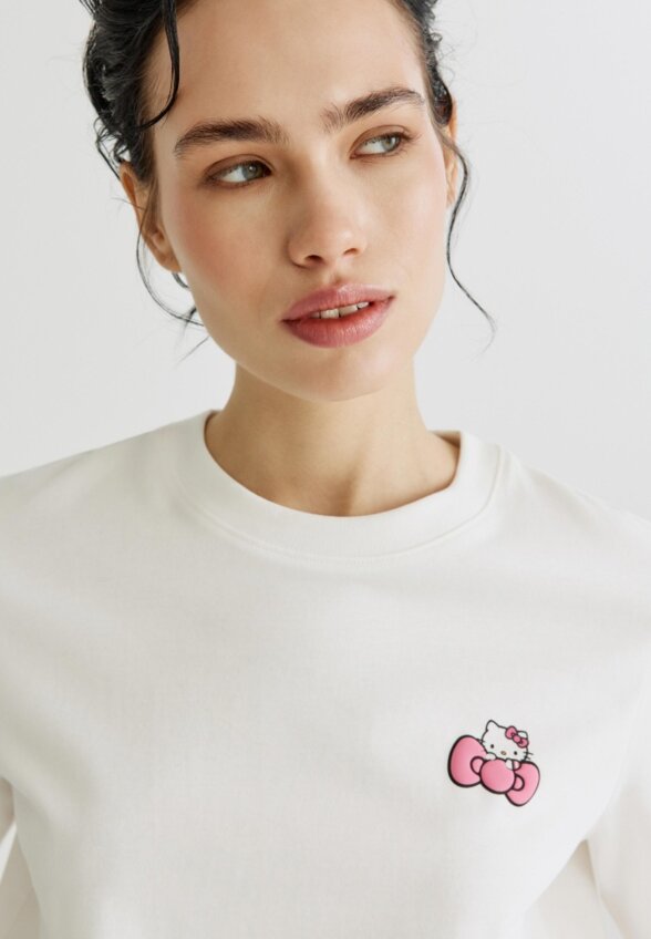 Футболка с принтом Hello Kitty с кислотной стиркой