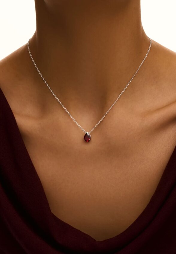 Серебряное колье ЭРОС на тонкой цепочке с натуральным гранатом MIE