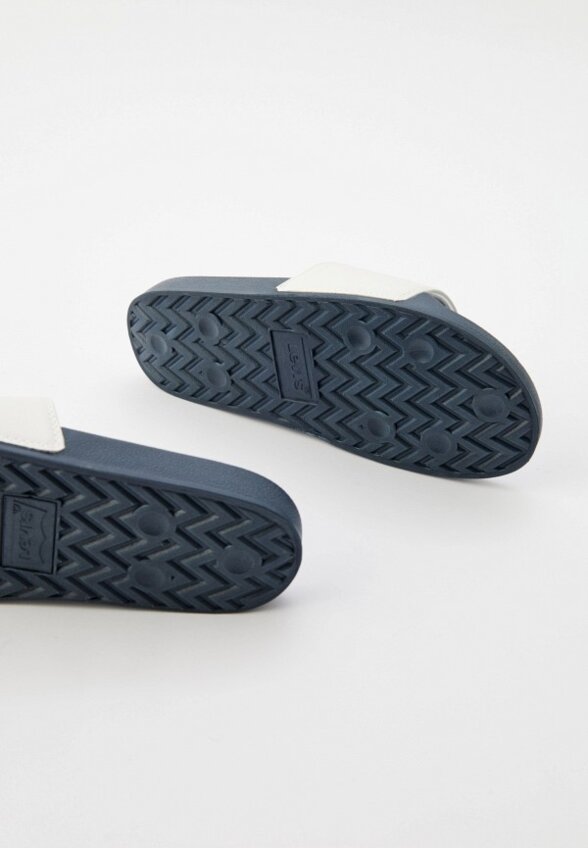 Сланцы Levi's®