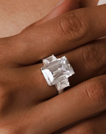 Серебряное крупное кольцо ГРАЦИЯ с фианитами MIE женщинам