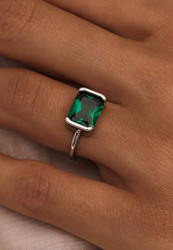 Серебряное кольцо-солитер с зеленым фианитом MIESTILO  MIE