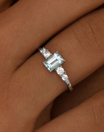 Серебряное кольцо ЧИСТОТА с небесно-голубым топазом и фианитами MIE женщинам