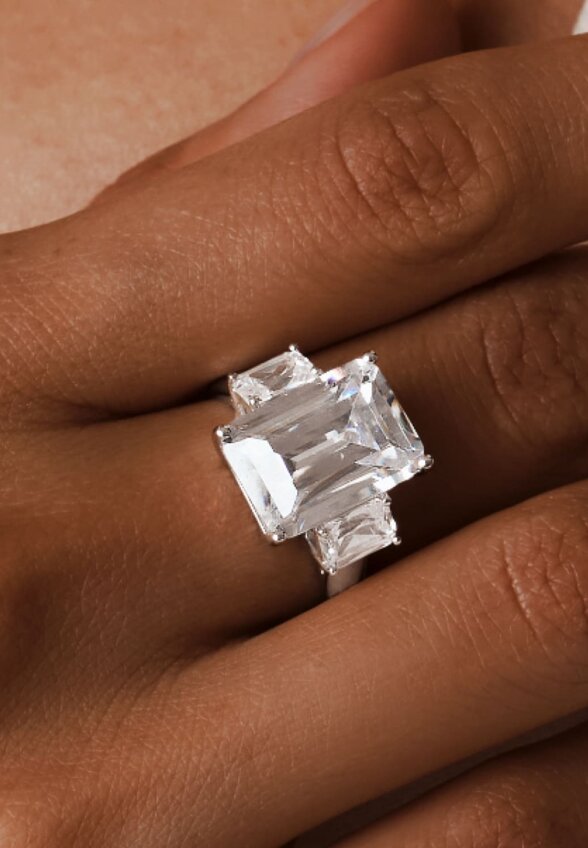 Серебряное крупное кольцо ГРАЦИЯ с фианитами MIE