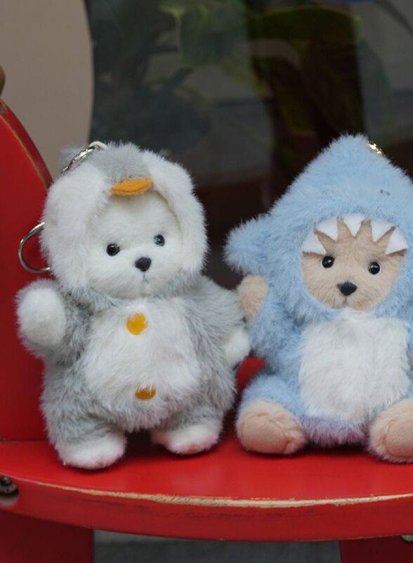 Медведь Lina TeddyTales, XS ,в костюмчике Акула, молочный, брелок, 15 см