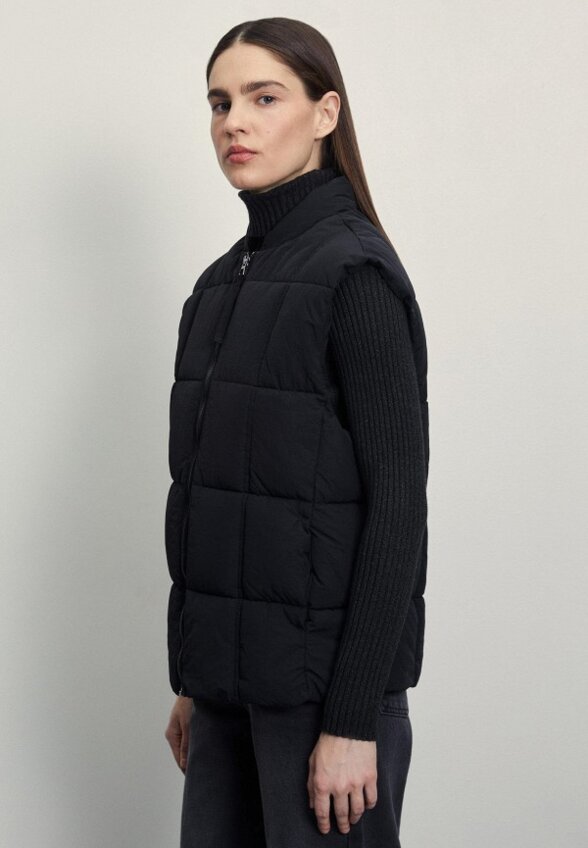 Жилет утепленный Zarina