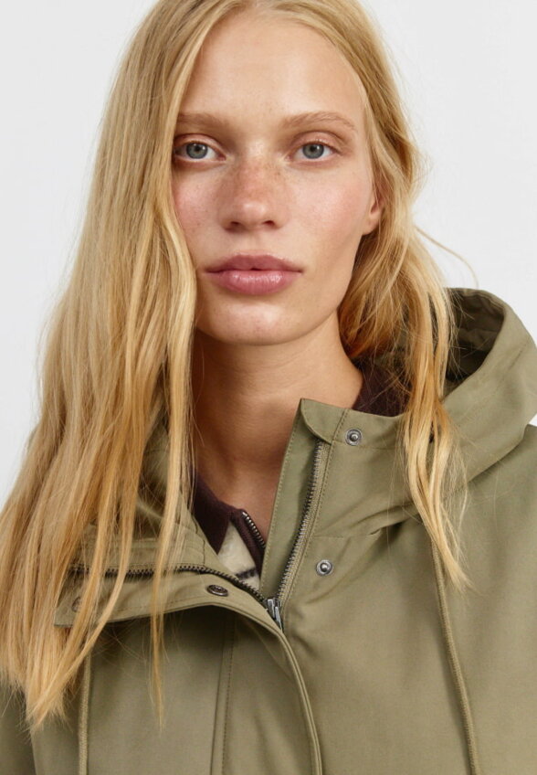Плащ из линейки SELA Young