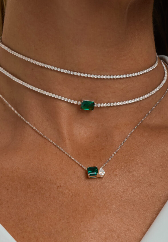 Теннисное серебряное колье-чокер с зеленым фианитом MIE