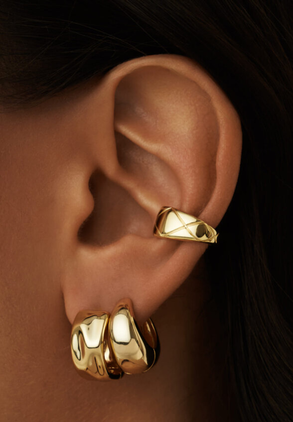 Серебряные серьги-кольца из мятого металла в покрытии желтое золото MIE