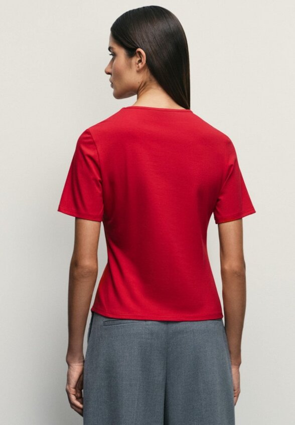 Футболка Zarina