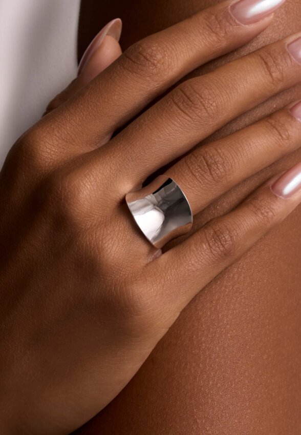 Широкое кольцо вогнутой формы из серебра MIE