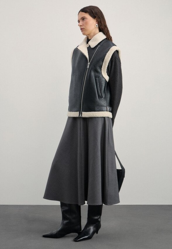 Жилет кожаный Zarina