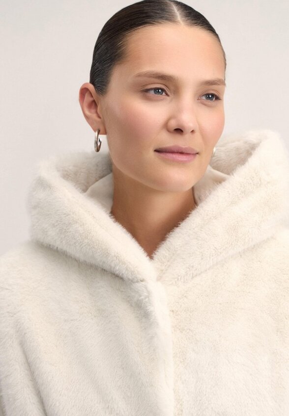 Пальто меховое Zarina