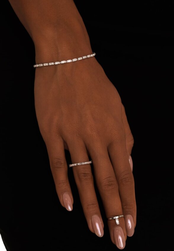 Теннисный серебряный браслет с фианитами в огранке Багет MIE