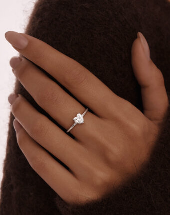 Тонкое кольцо с фианитом в огранке сердце MIESTILO MIE женщинам