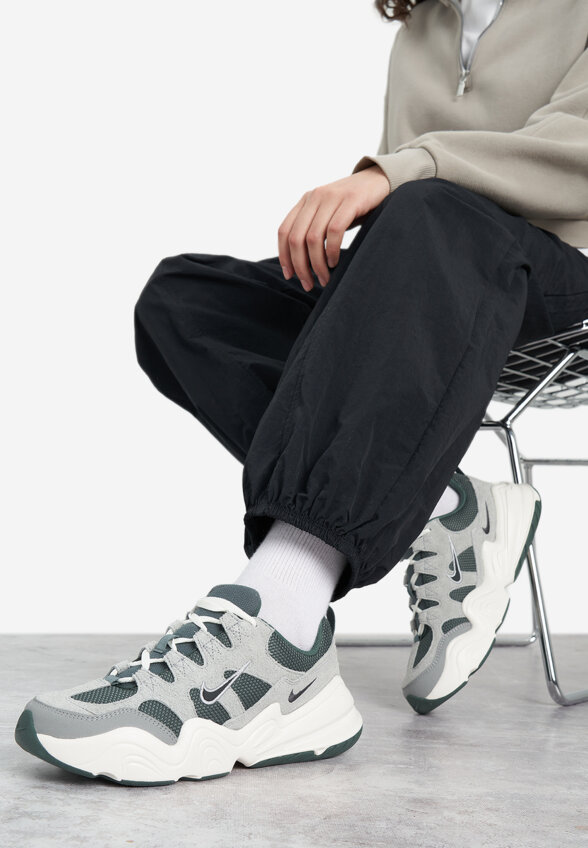 Кроссовки женские Nike Tech Hera, Зеленый