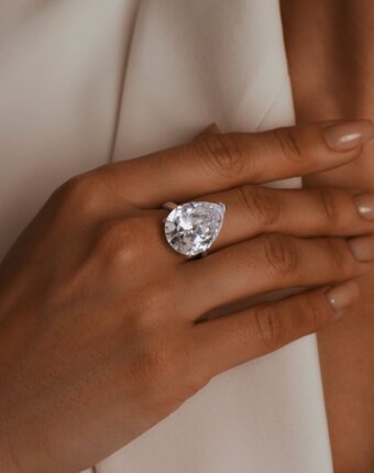 Коктейльное кольцо из серебра с фианитом Груша MIE женщинам