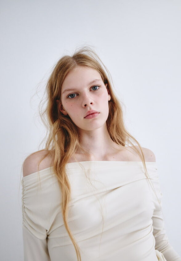 Топ со спущенным плечом из линейки SELA Young