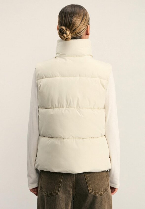 Жилет утепленный Zarina