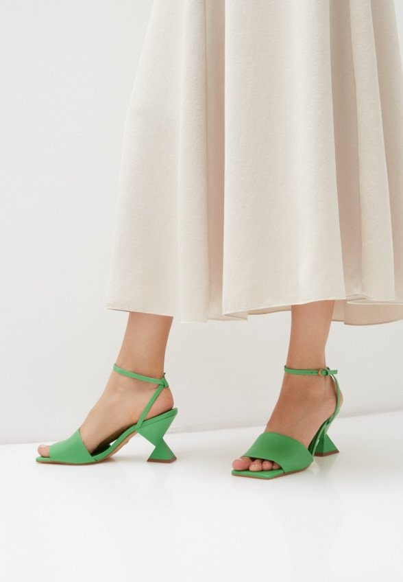 Босоножки Carrano