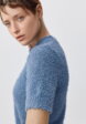 Вязаный пушистый джемпер с короткими рукавами4  - превью