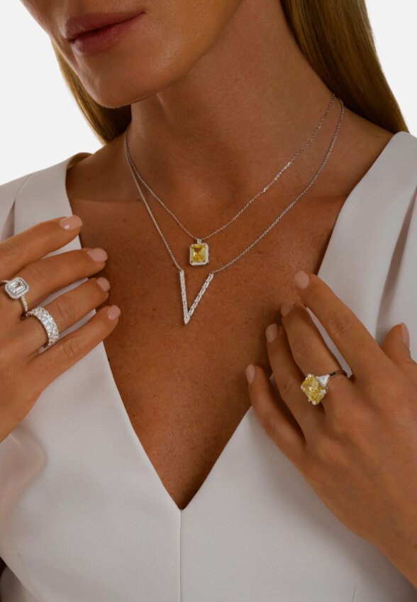 Серебряное крупное кольцо с желтым фианитом MIE