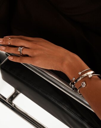 Серебряный жесткий браслет с круглыми фианитами MIE женщинам