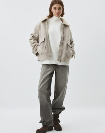Вязаный свитер с воротником-стойкой женщинам