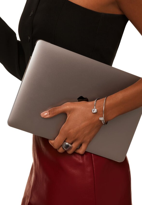 Серебряный жесткий браслет с ассиметричными фианитами в огранке Эмеральд MIE