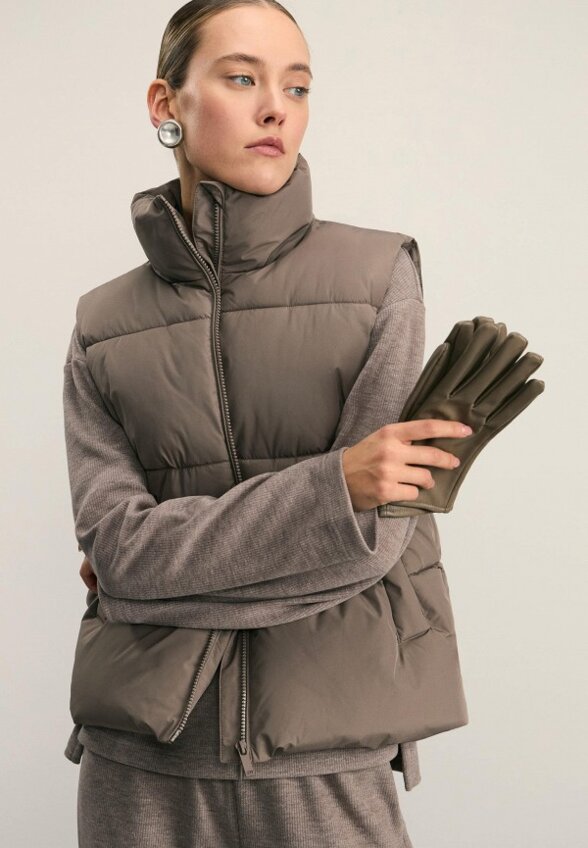 Жилет утепленный Zarina