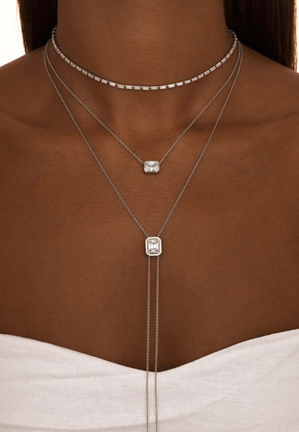 Теннисное серебряное колье-чокер с фианитами в огранке Багет MIE