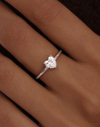Тонкое кольцо с фианитом в огранке сердце MIESTILO MIE женщинам