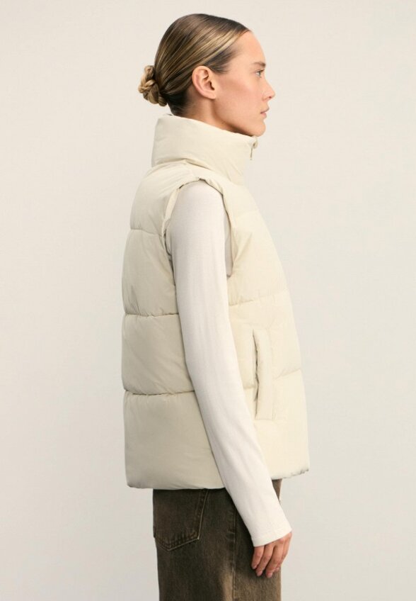 Жилет утепленный Zarina