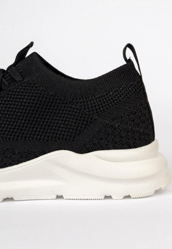 Кроссовки Tikkago