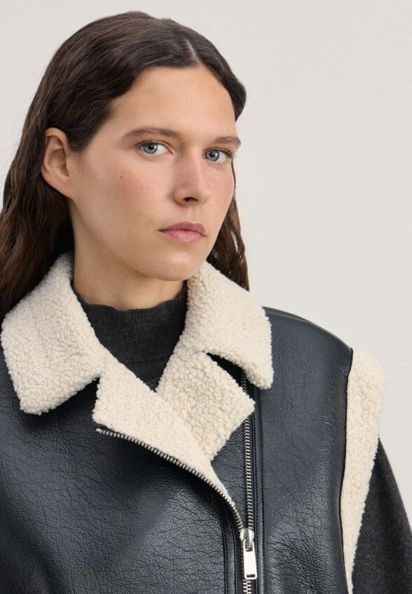 Жилет кожаный Zarina