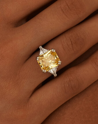 Серебряное крупное кольцо с желтым фианитом MIE женщинам