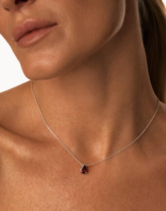 Серебряное колье ЭРОС на тонкой цепочке с натуральным гранатом MIE женщинам