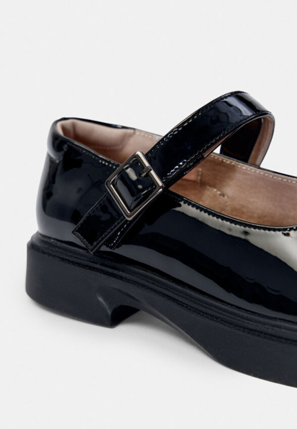 Лакированные туфли с ремешками для девочек