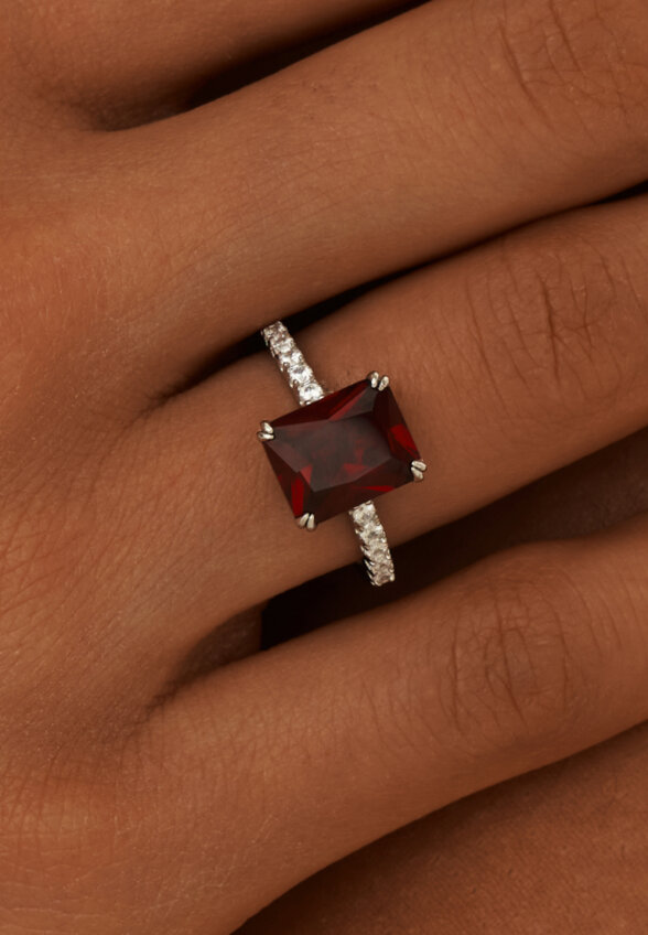 Серебряное кольцо с красным камнем MIE