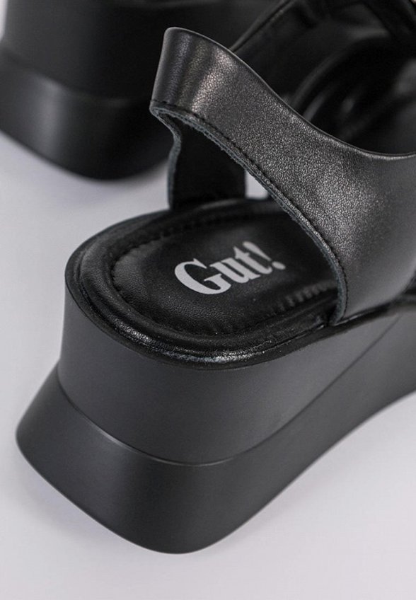 Босоножки Gut