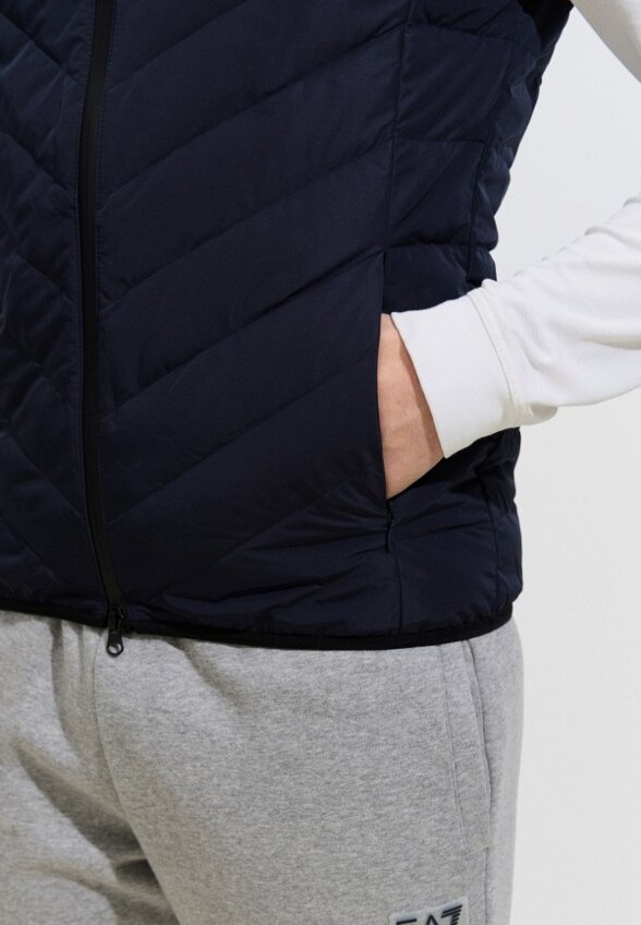 Жилет утепленный EA7