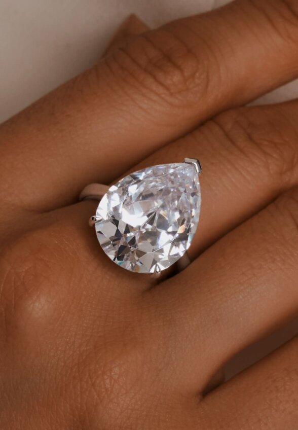 Коктейльное кольцо из серебра с фианитом Груша MIE