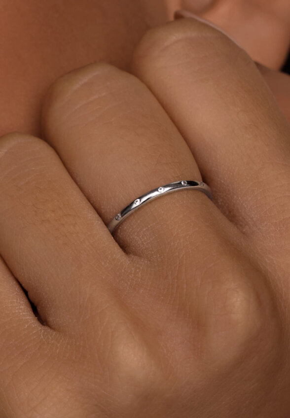 Тонкое серебряное кольцо с фианитами MIESTILO  MIE