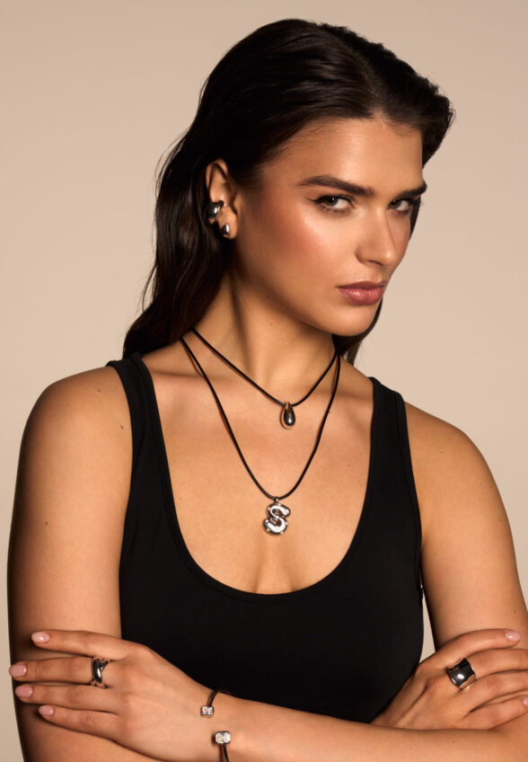 Серебряный жесткий браслет с ассиметричными фианитами в огранке Эмеральд MIE