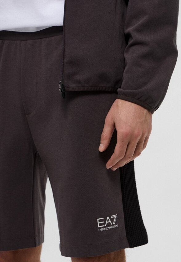 Шорты спортивные EA7
