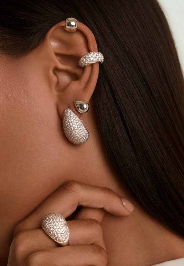 Крупный кафф из серебра с белыми камнями MIE