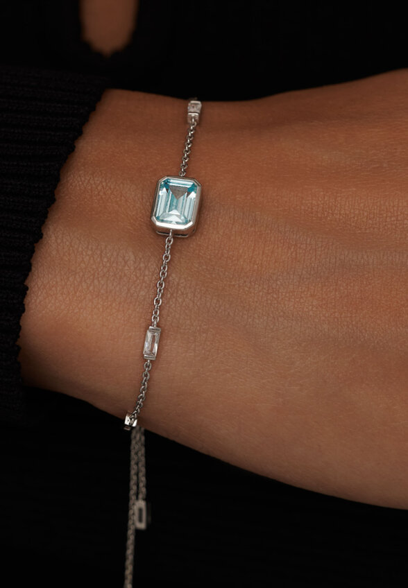 Серебряный браслет ПОЛНОЧЬ с голубым фианитом в огранке Эмеральд MIE