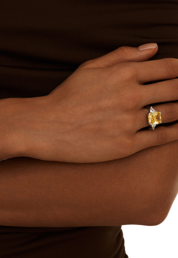 Серебряное крупное кольцо с желтым фианитом MIE