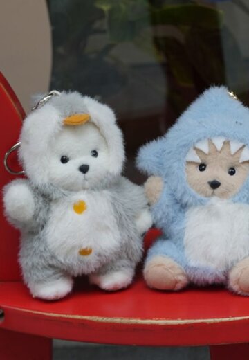 Медведь Lina TeddyTales, XS ,в костюмчике Акула, молочный, брелок, 15 см