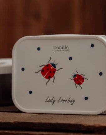 Ланч-бокс с разделителями Vanilla Copenhagen "Ladybug", молочный женщинам